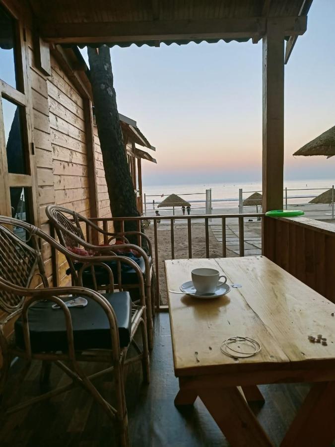Deluxe suite with side sea view