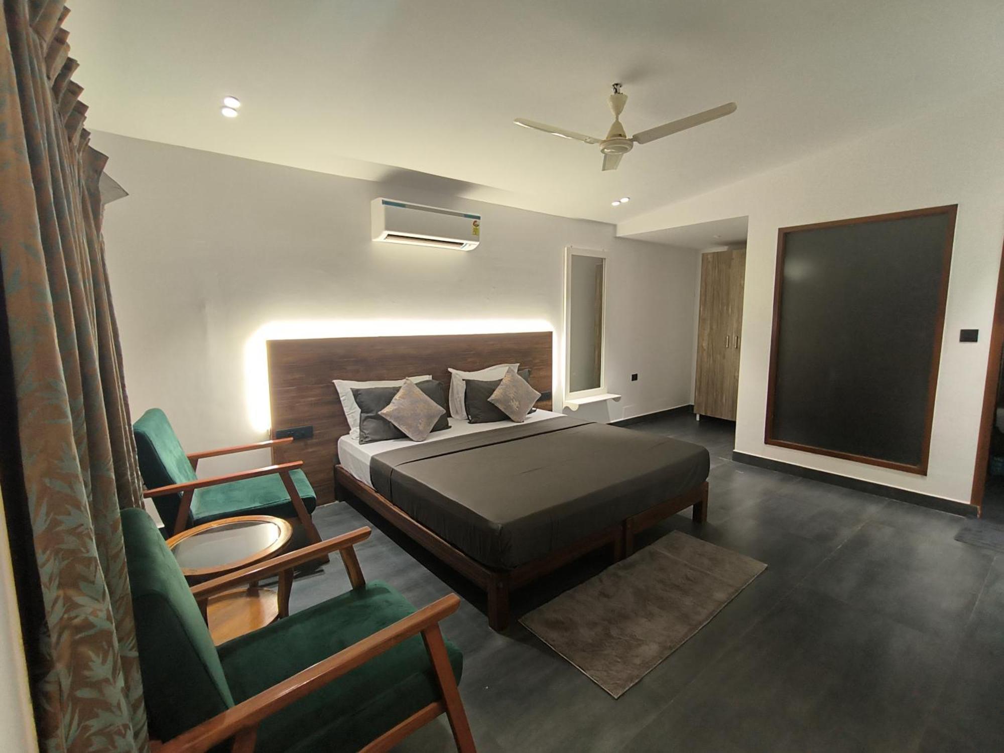 Deluxe Double Room with Side Sea View