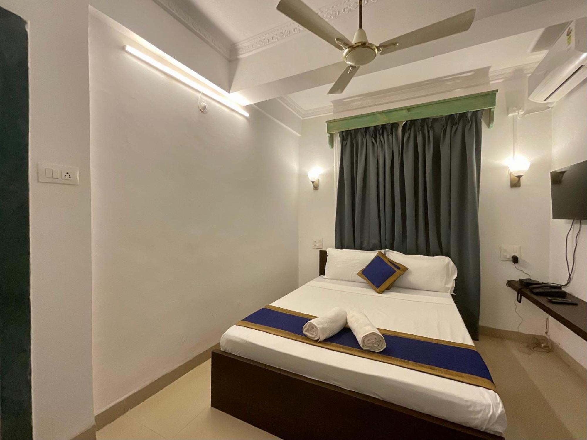 Small Double Room,1530354148:JPEG