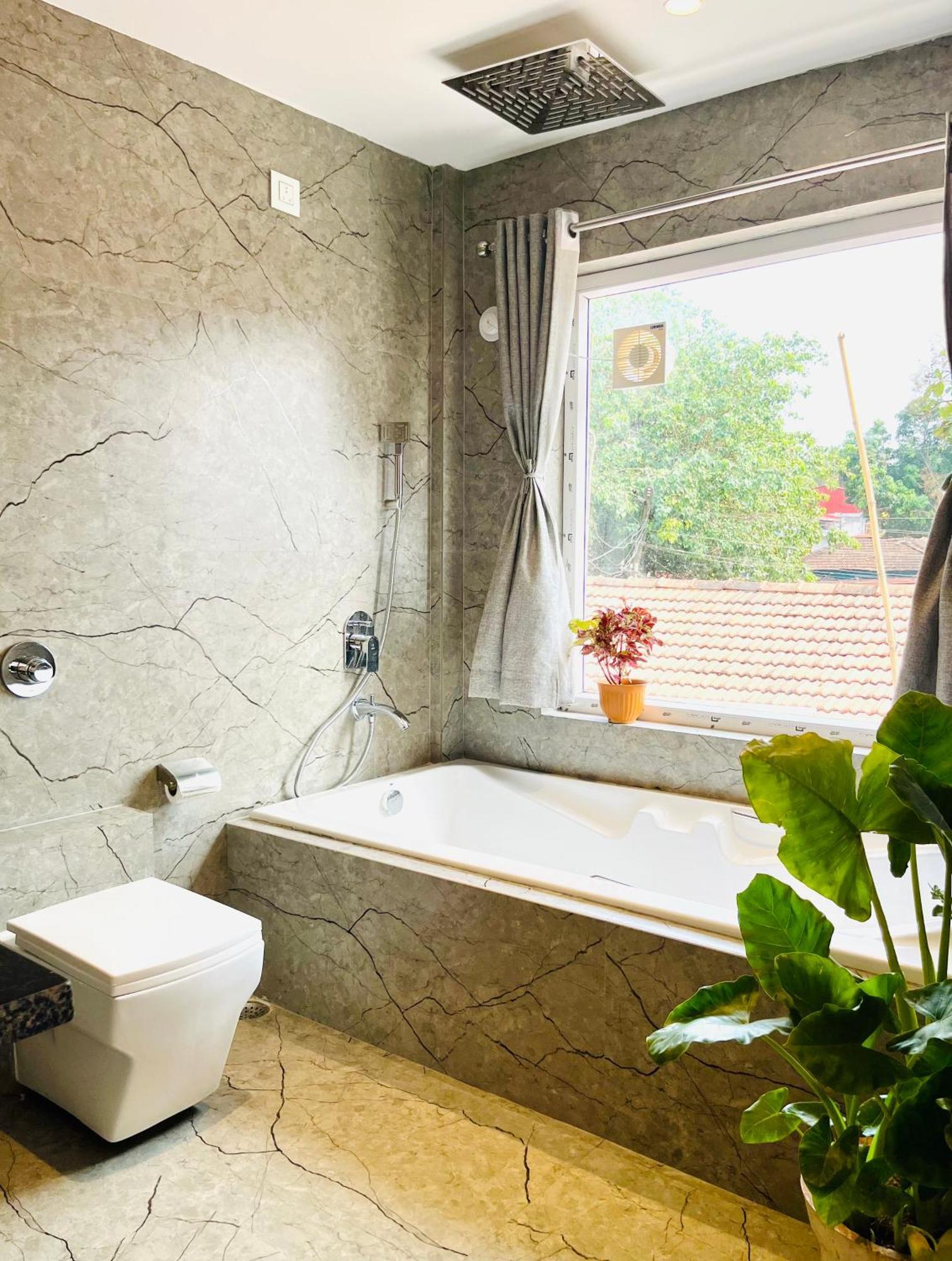 King Room Bathtub,1530751033:JPEG