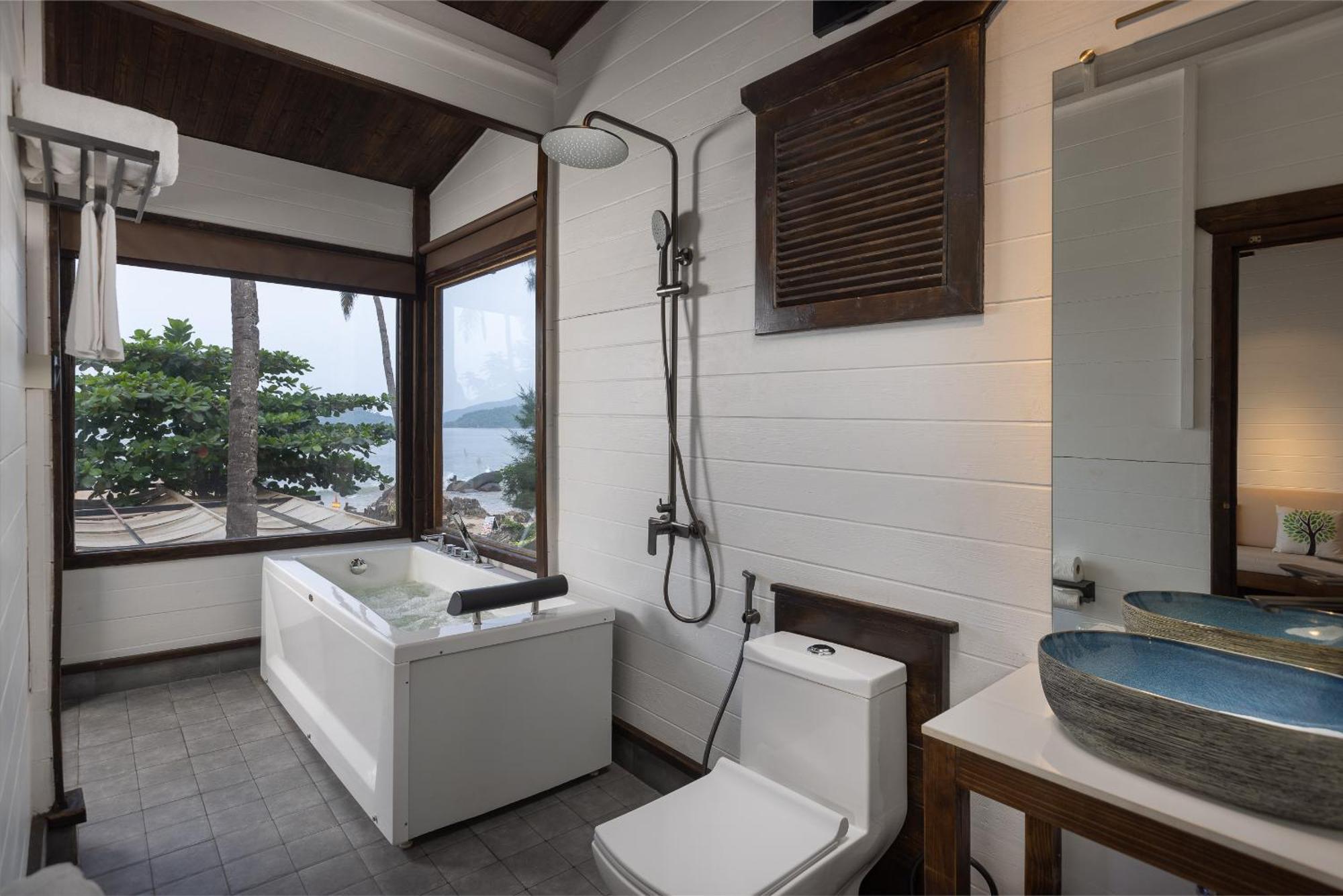 Luxury Partial Sea View Suite with Indoor Jacuzzi ( Destiny)