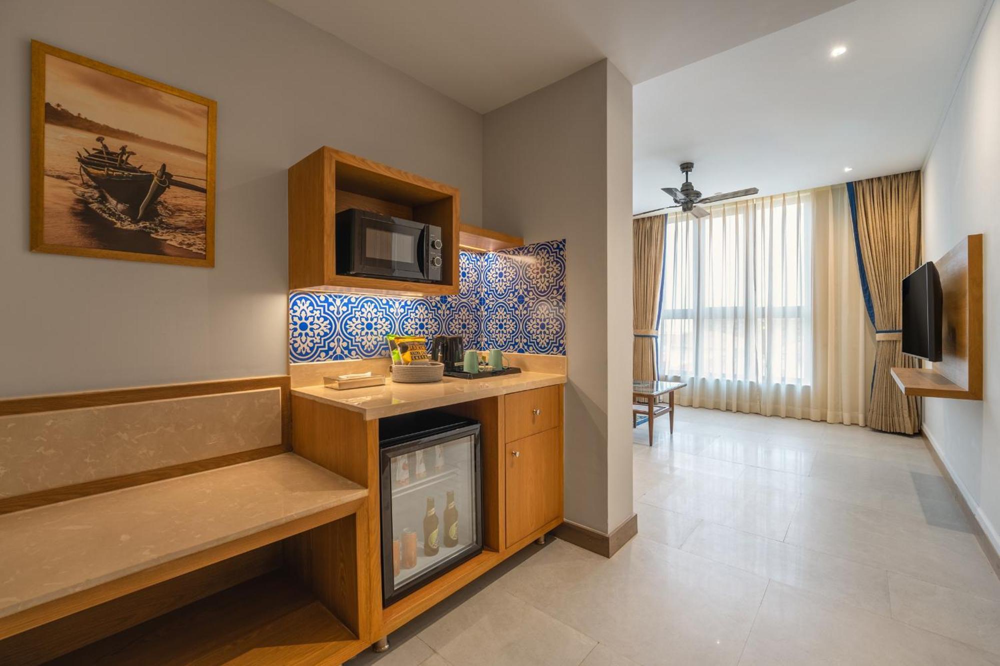 Junior Suite Twin Bed - City View - - 10% off on Food & Beverages with a-la-carte selection