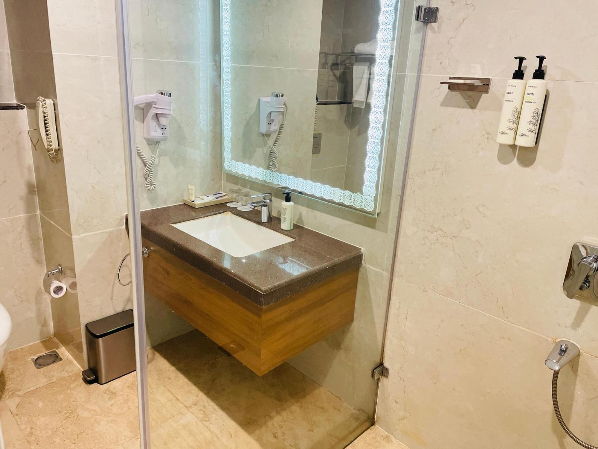 Deluxe King Room Balcony on F&B A la Carte Laundry SPA 60 minutes session 2 hours Early check or Late check out Subject to availability