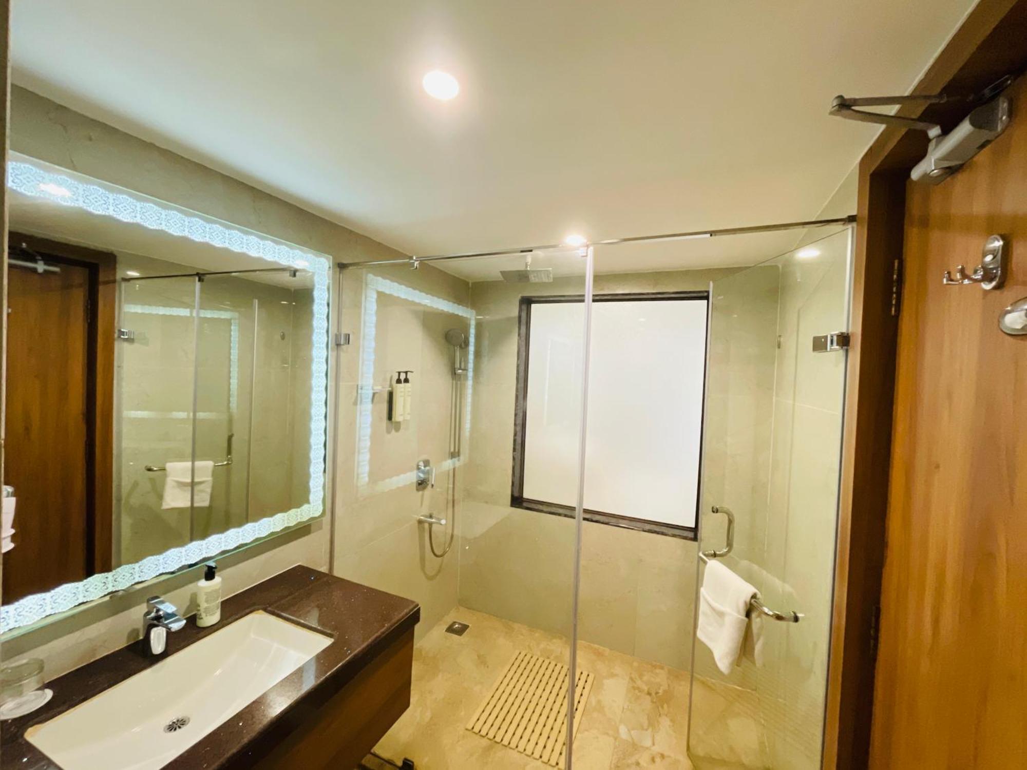 Deluxe King Room Balcony on F&B A la Carte Laundry SPA 60 minutes session 2 hours Early check or Late check out Subject to availability