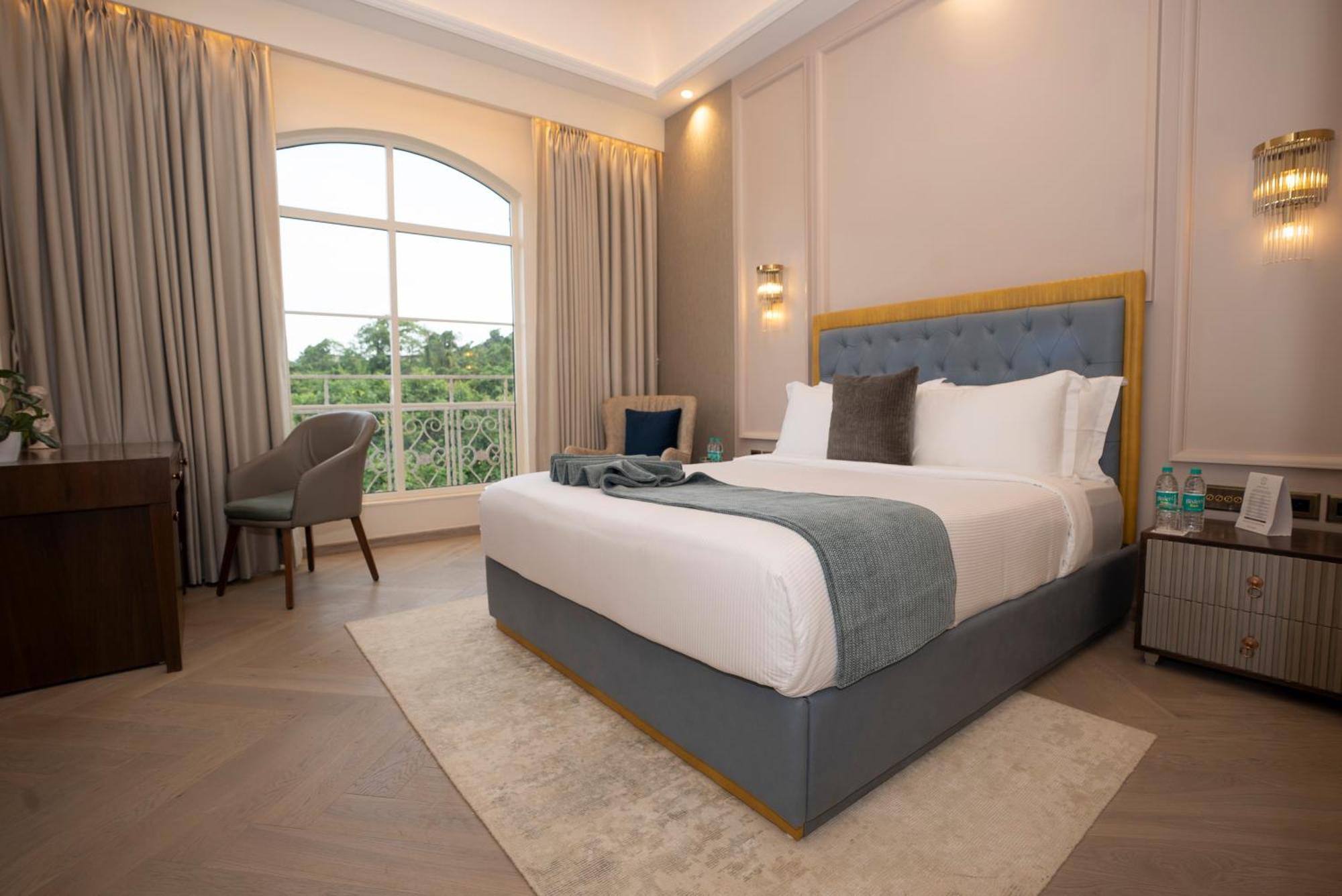 The Serene Room - Pool View