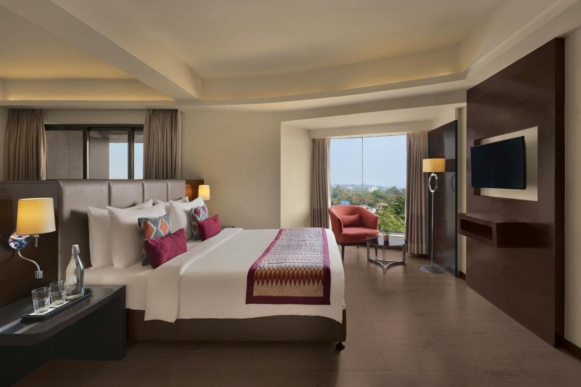 Fern Classic King Room with Sofa Bed and City View