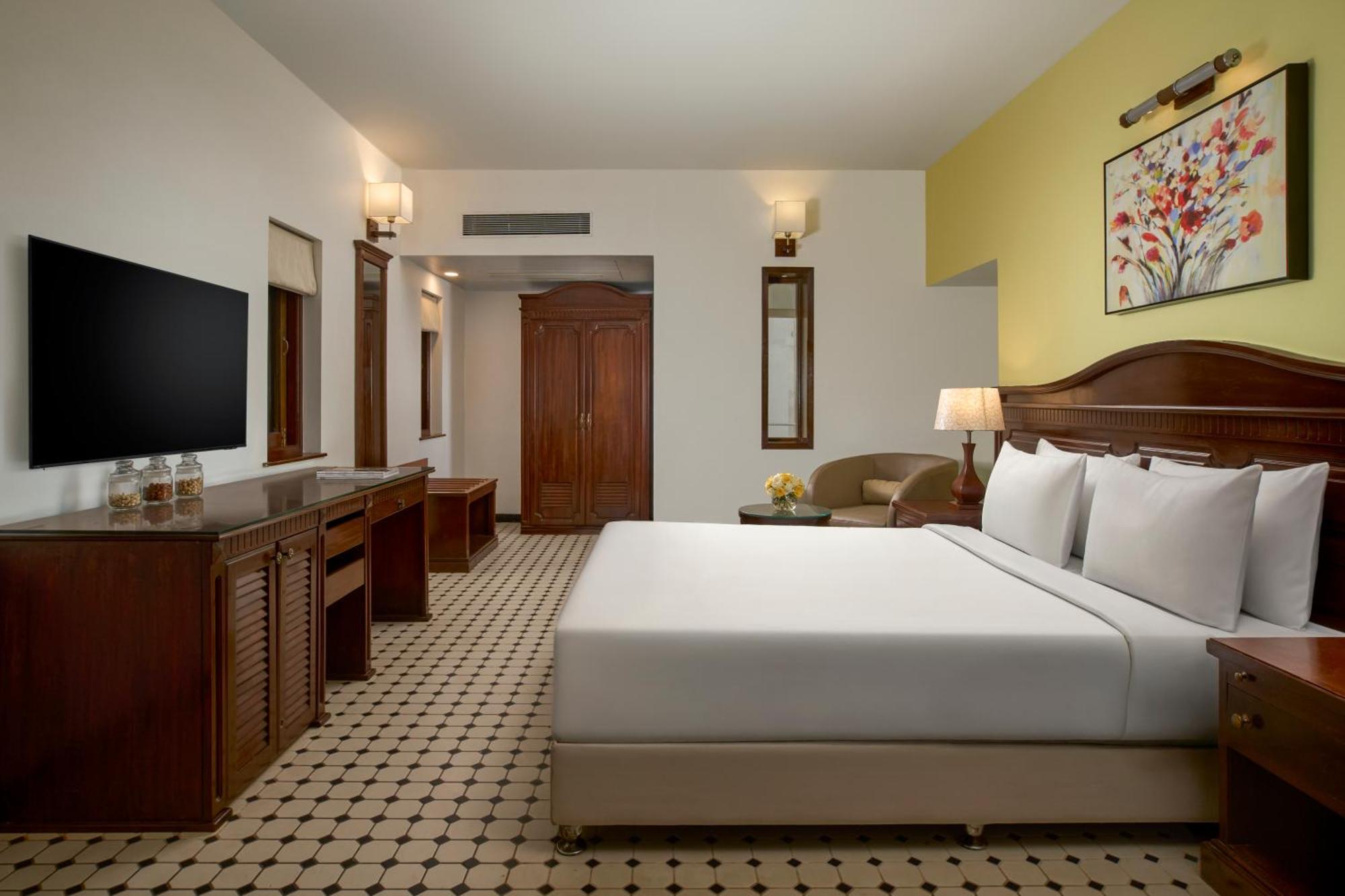 Executive Villa Pool view king bed - 4 pints of beer bucket per stay -10% Disc on Food & Beverages,, Laundry and SPA