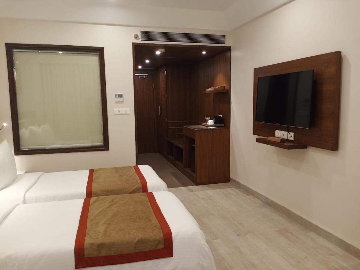 Deluxe Twin Room Balcony on F&B A la Carte Laundry SPA 60 minutes session 2 hours Early check or Late check out Subject to availability