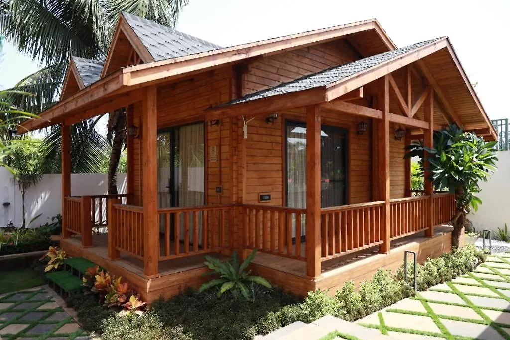 Foxoso Aaristo Baga Beach Resort-1