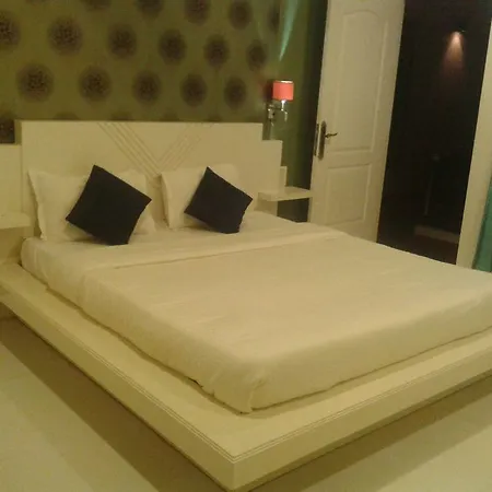 Paparazzi Resort-2