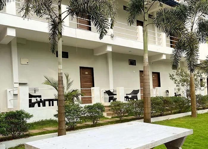 Fourteen Pods By The Sea Hotel Morjim