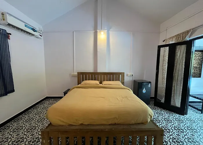 God'S Gift Morjim Hotel
